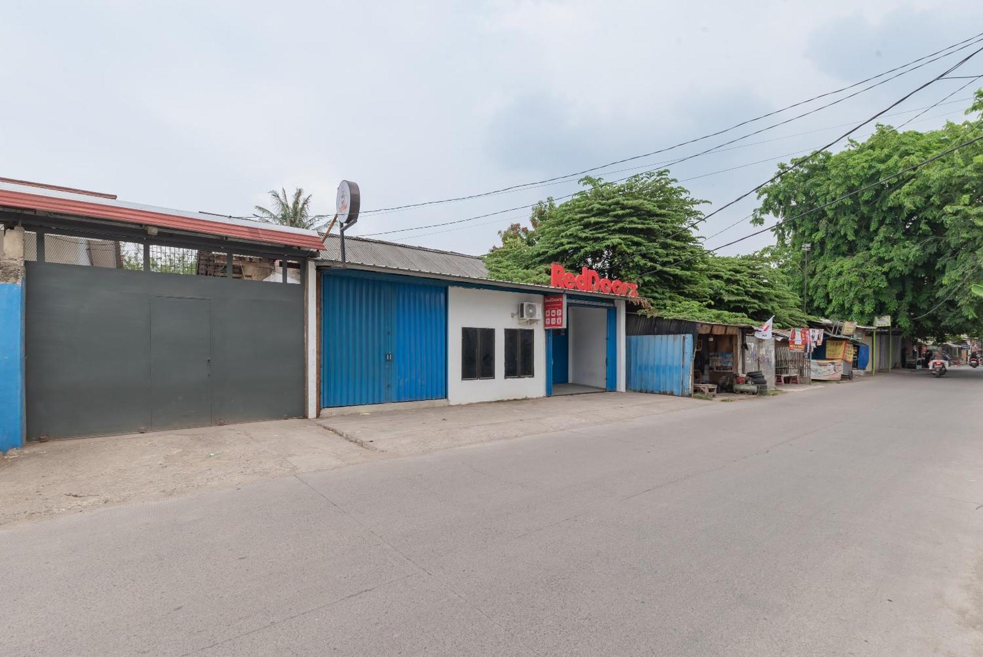 Reddoorz At Jalan Otista Karawang Hotel Exterior photo